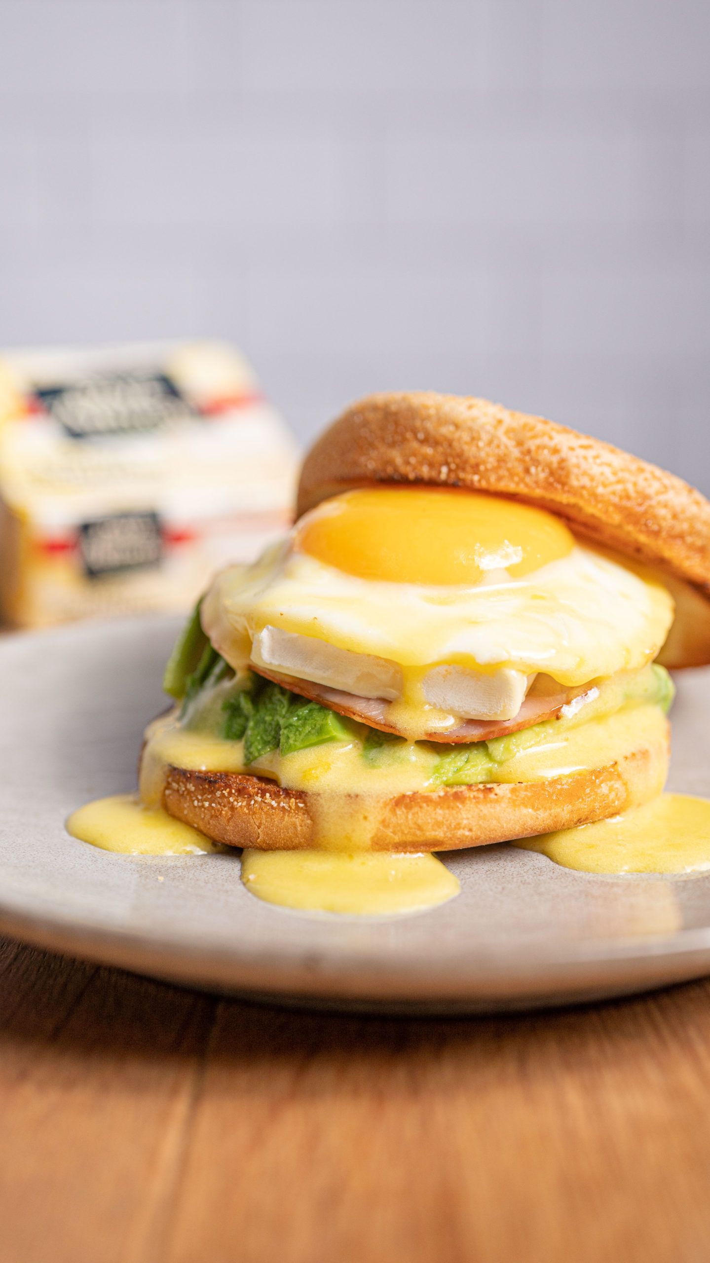 Egg muffin fromage, bacon et avocat